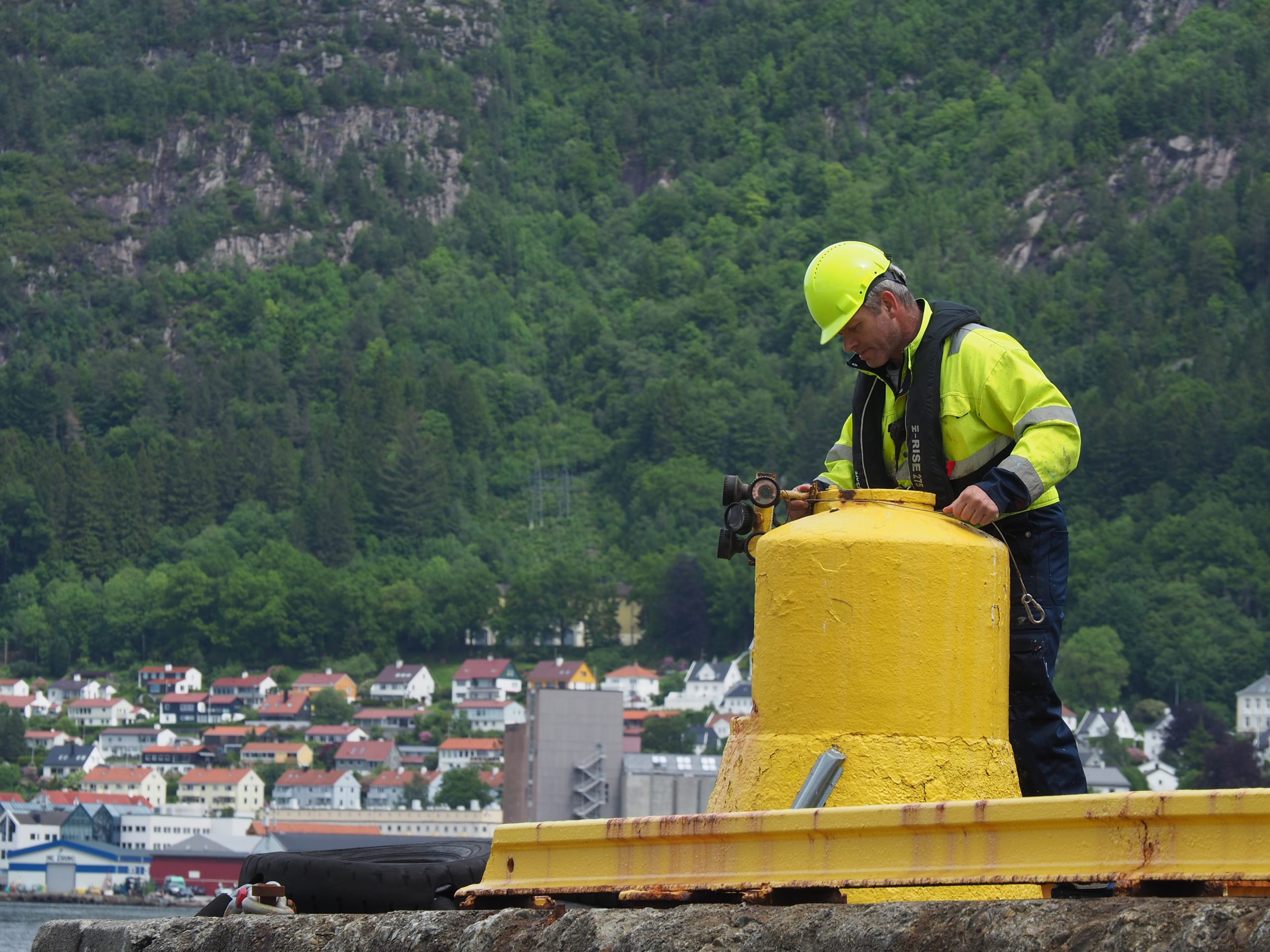 An AB attaches the Transponder Reflector to a shore location for the RADius and SpotTrack check
